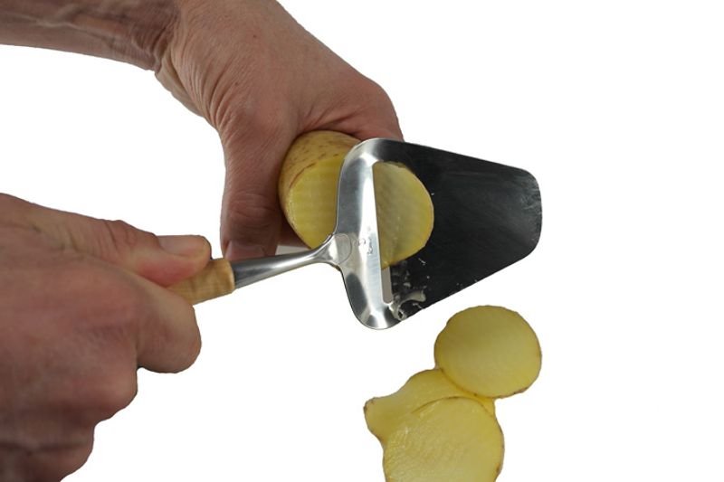 Cheese slicer with grooves