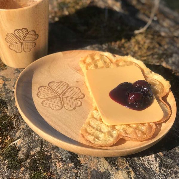 Main Image Wooden plate with waffle design