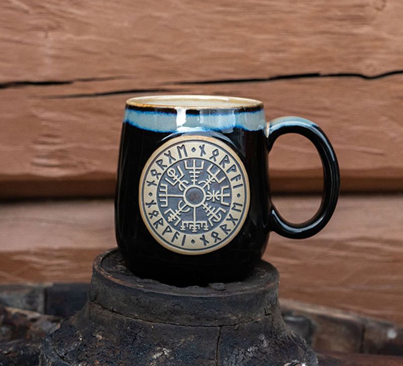 Ceramic mug with Wayfinder, black